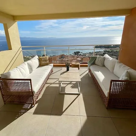 Paillote Perchee A 180 ° Sur La