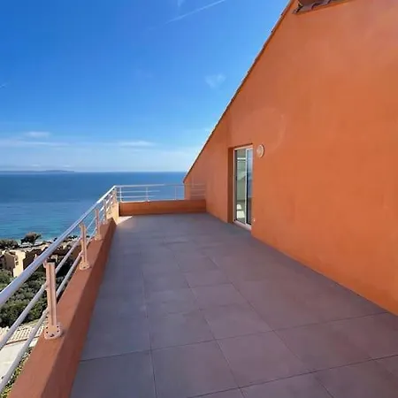 Paillote Perchee A 180 ° Sur La Ajaccio (Corsica)