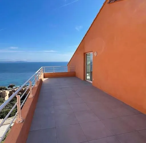 Paillote Perchee A 180 ° Sur La Ajaccio (Corsica)